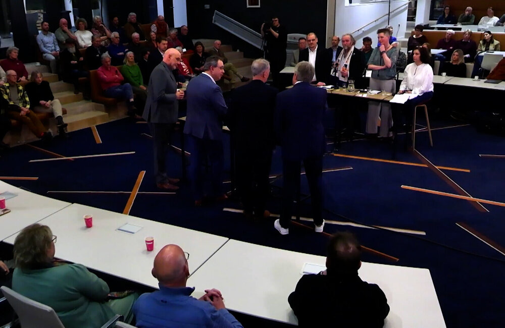 STILL DEBAT BRONCKHORST0.jpg
