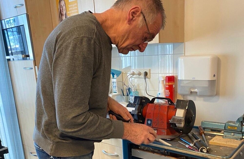 Martin Messing messenslijpen Repair Cafe.jpeg